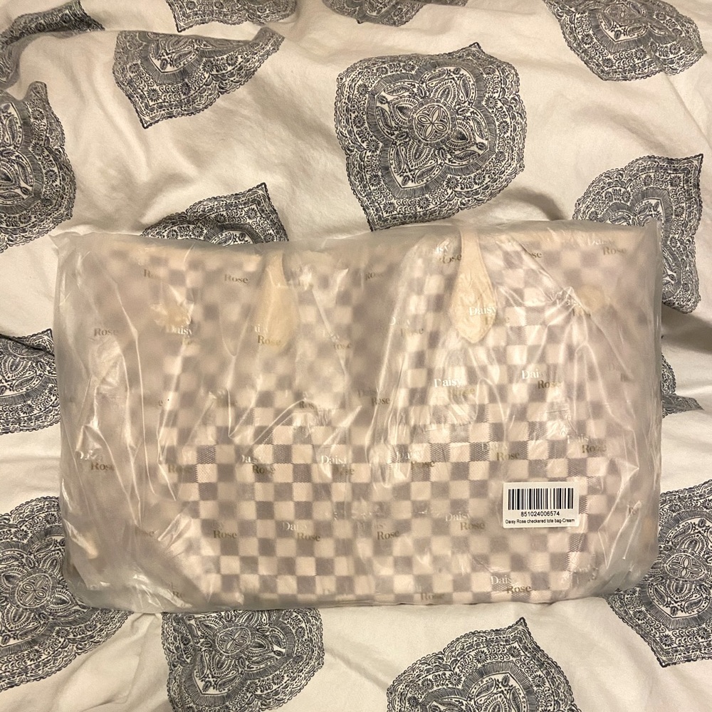Daisy Rose Cream Tote NWT